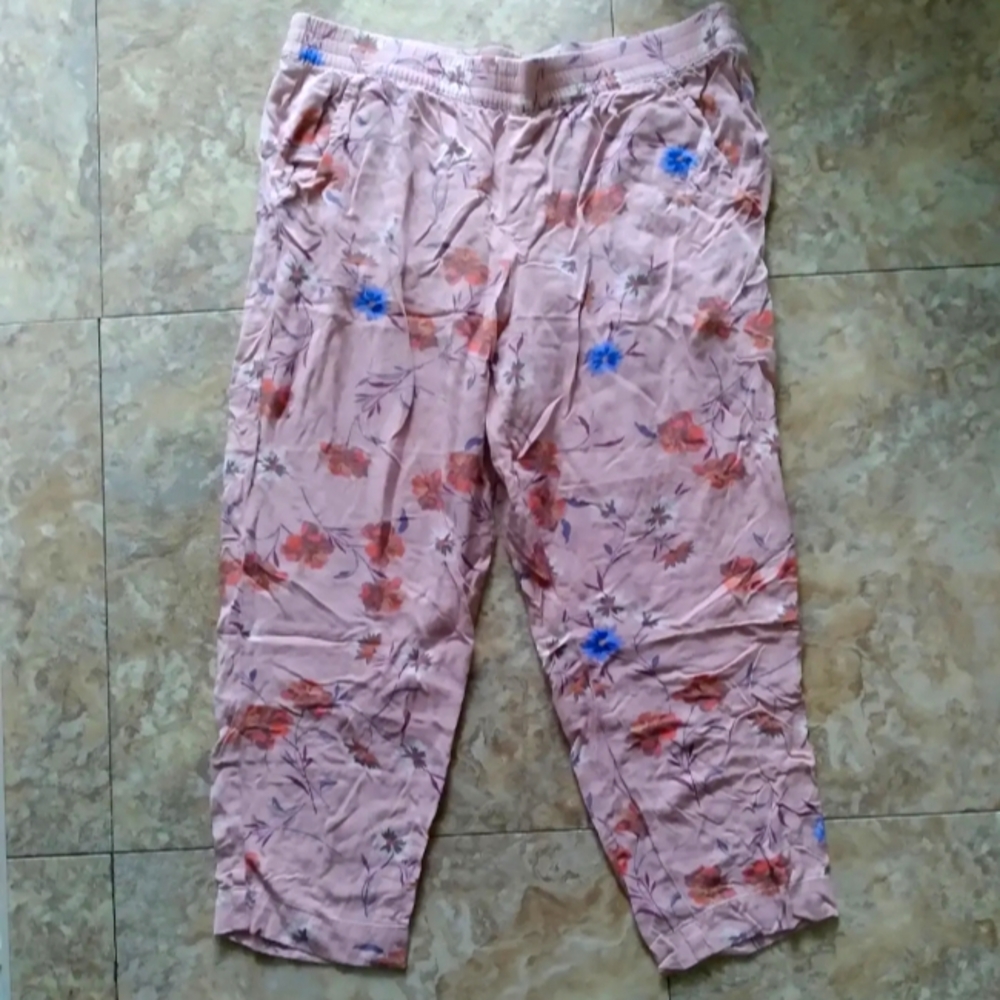 Jessica Simpson Cadie floral print pull-on cropped pants, size Medium